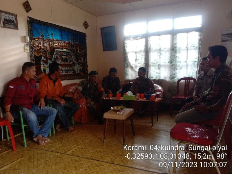 Rapat Koordinasi Terkait Penertiban Alat Peraga Kampanye Yang Didampingi Babinsa Koramil 04/Kdr