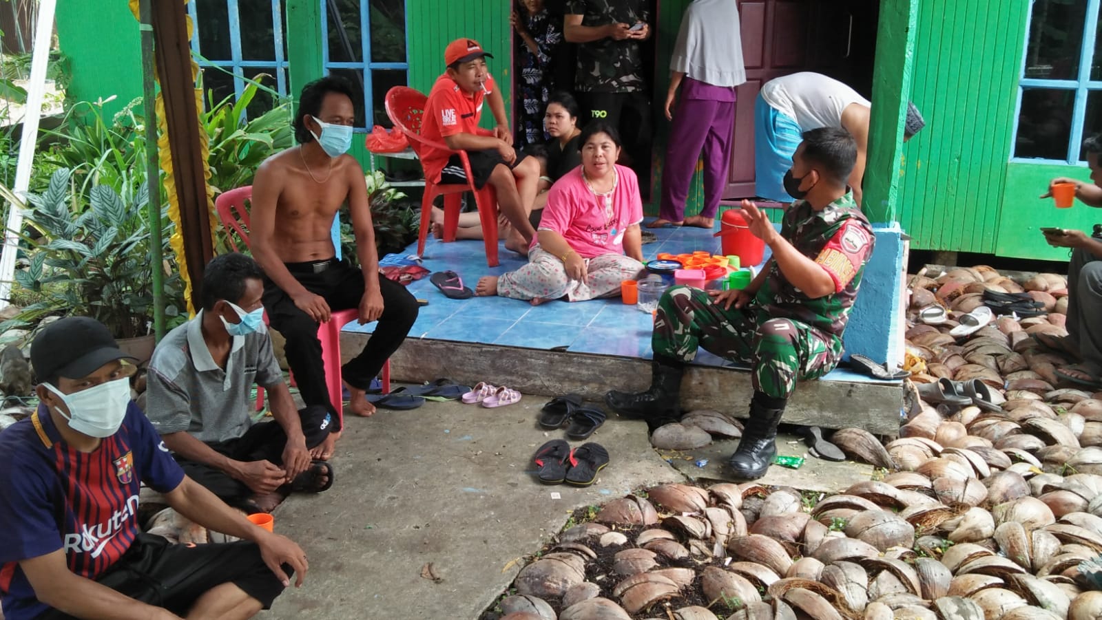 Silaturahmi Ke Rumah Warga Oleh Babinsa Koramil 04/Kuindra Melalui Komsos