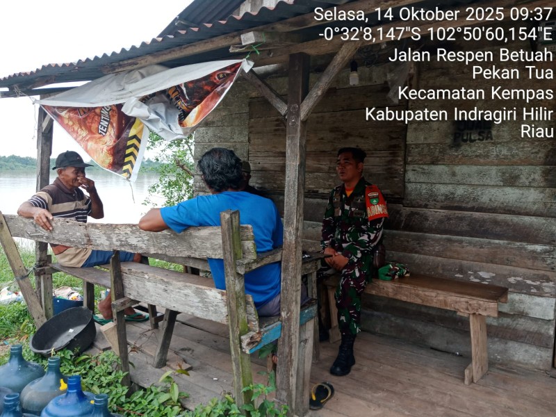 Sinergi Babinsa dan Warga: Jaga Desa, Nikmati Mentari Pagi di Tepi Sungai Indragiri