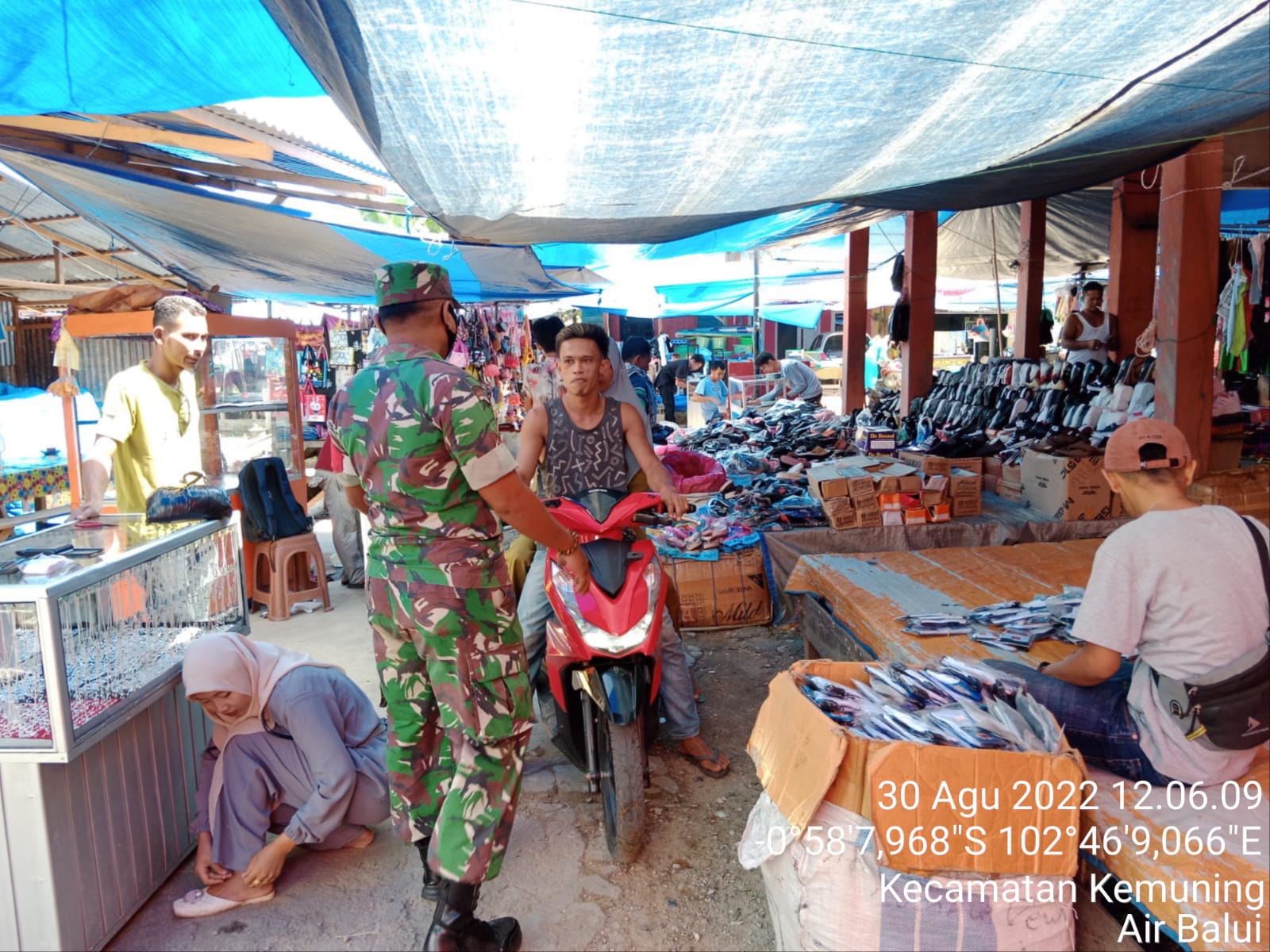 Kegiatan Sosialisasi dan Penegakan Prokes Oleh Serda Ramadhan