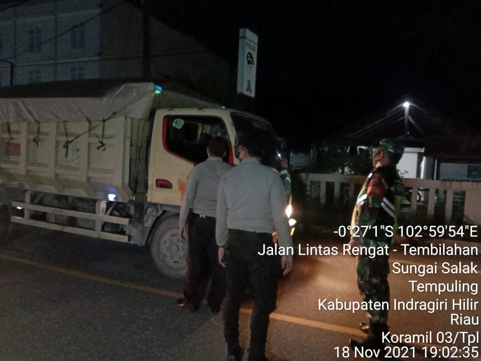 Patroli Malam Hari, Babinsa Koramil 03/Tempuling Berikan Himbauan Kepada Masyarakat