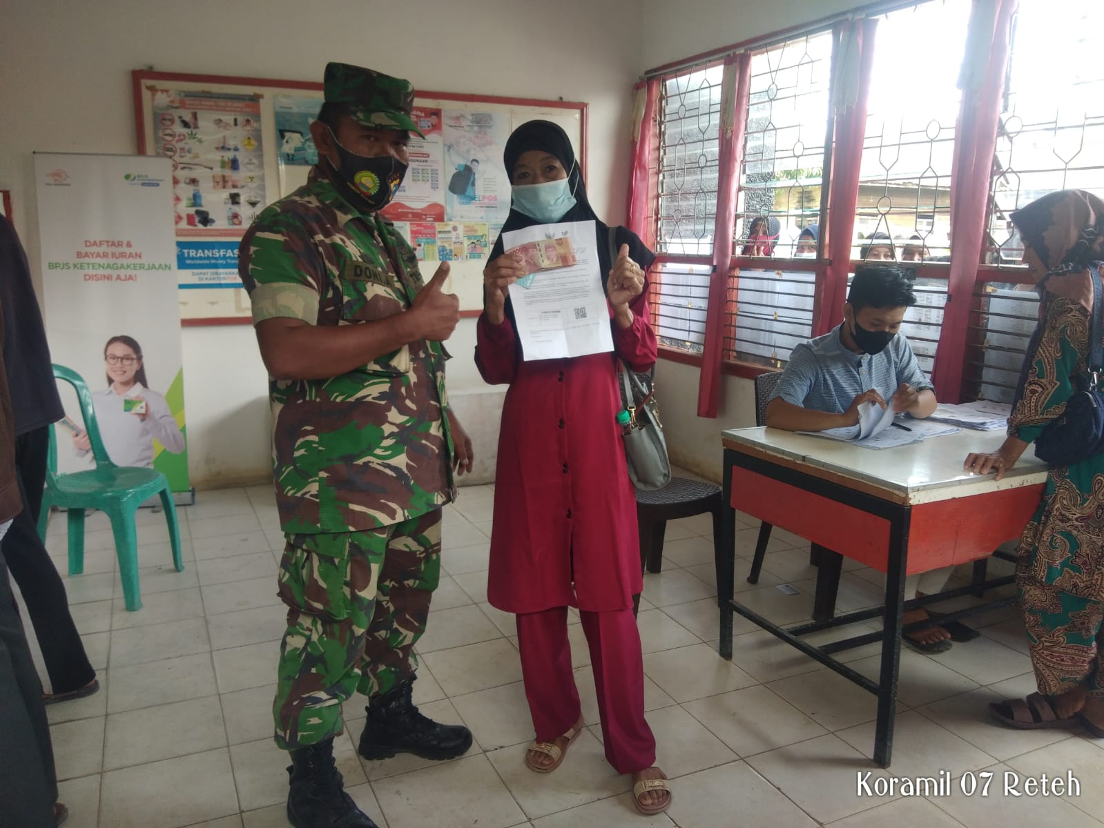 Danramil 07/Reteh Dampingi Pelaksanaan Penyaluran Bantuan BPNT dan PKH