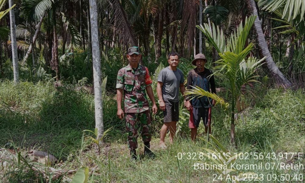 Babinsa Koramil 07/Reteh Sosialisasi dan Patroli Karhutla di Binaan