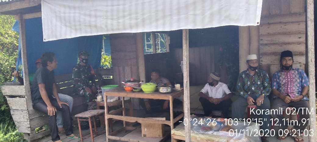 Personil Koramil 02/Tanah Merah Laksanakan Komsos Protkes di Desa Tanjung Baru