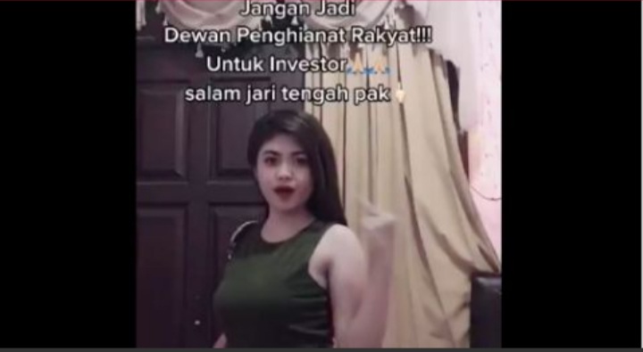 Ikut Tolak UU Cipta Kerja, Wanita yang Mengaku Simpenan DPR Ini Acungkan Jari Tengah