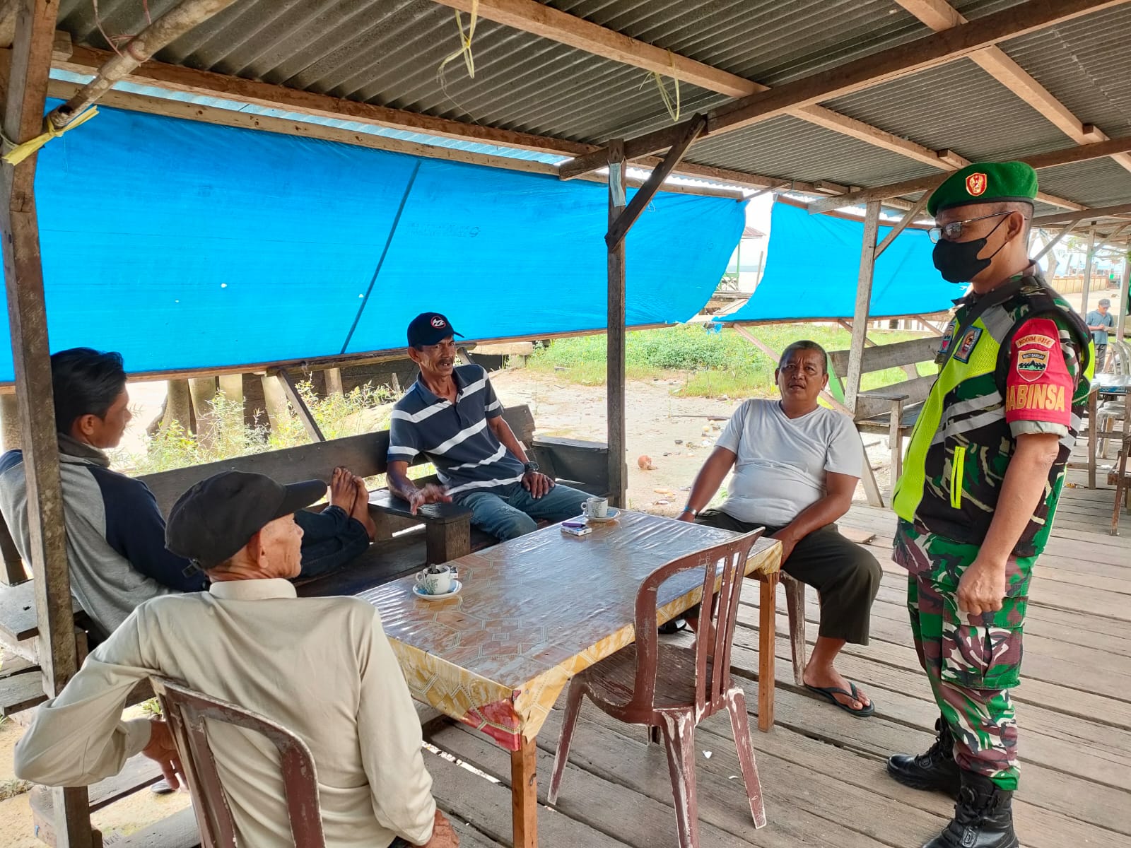 Demi Mendisiplinkan Prokes di Wilayah, Anggota Koramil 04/Kuindra Rutin Lakukan Pengawasan