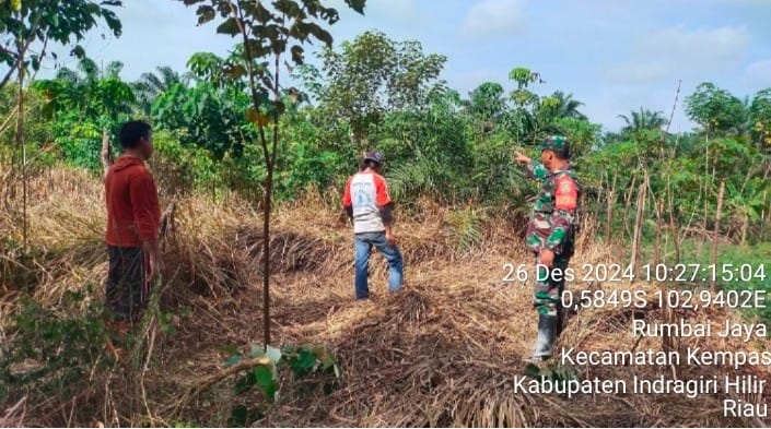 Wujud Tanggung Jawab Babinsa Koramil 03/Tpl Berikan Edukasi dan Patroli Karhutla