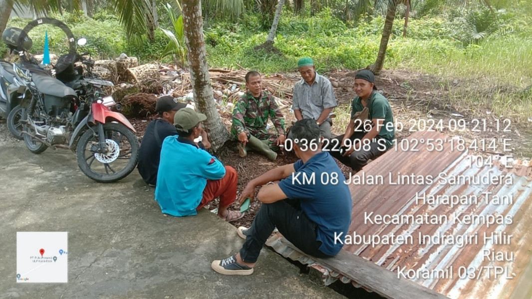 Babinsa 03/Tpl Sertu Maihasan Komsos Bersama Pemuda Di Desa Binaan