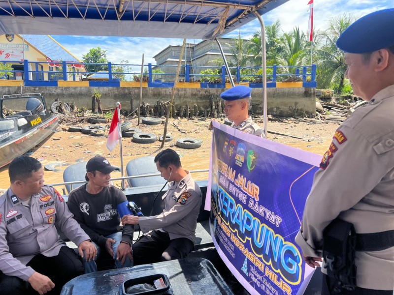 Satpolairud Polres Inhil Gelar Klinik Terapung, Layani Kesehatan Warga Pesisir Sei Indragiri
