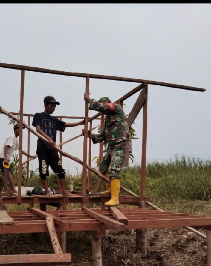 Wujudkan Kebersamaan, Babinsa Koramil 09/Kemuning Pupuk Sifat Bergotongroyong Antar Sesama