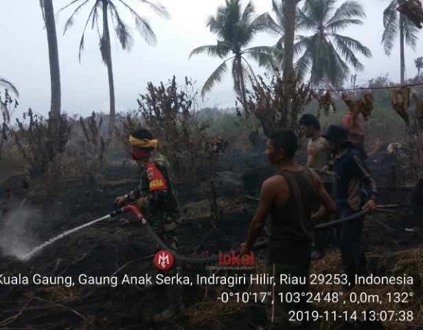 Karhutla di Desa Kuala Gaung, Koramil 05/Gas Bersama Warga Bahu Membahu Padamkan Api