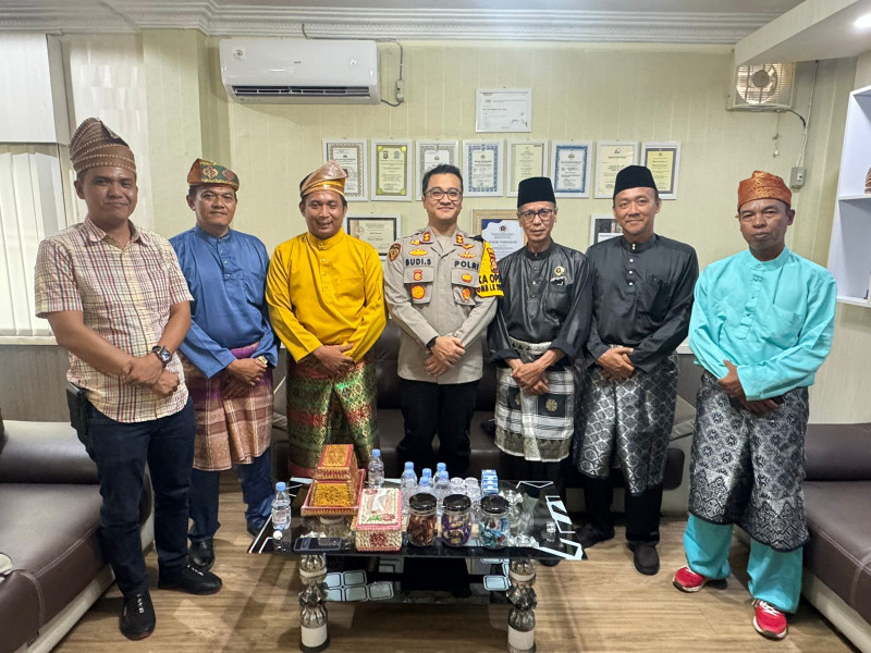 LAMR Inhil Jemput Kapolres Inhil Secara Adat