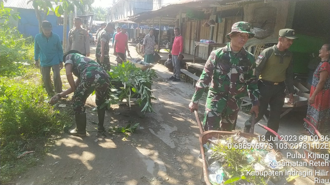 Timbulnya Rasa Peduli, Danramil 07/Reteh Ajak Bergotongroyong Gabungan di Pasar Bom