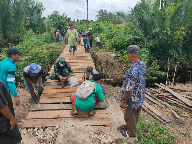 TMMD ke-123, Personel Kodim 0314/Inhil Bangun Jembatan di Desa Mumpa Kecamatan Tempuling