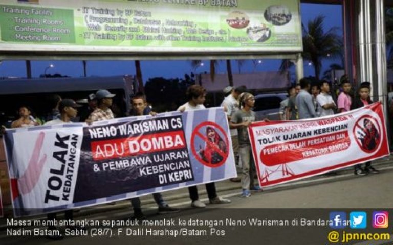 Inisiator #2019GantiPresiden Ditolak di Bandara Pekanbaru