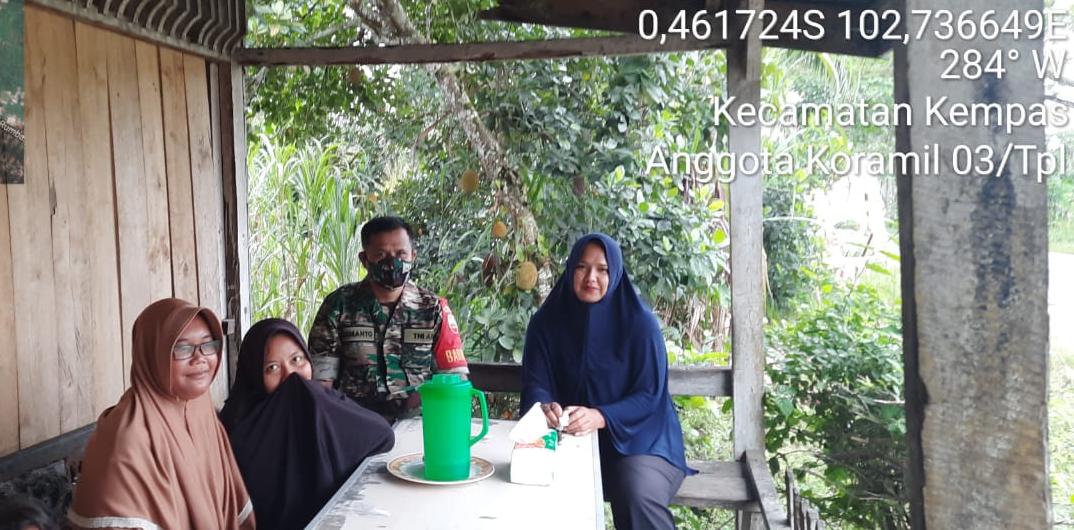 Sambangi Kediaman Warga, Komsos Bersama Petani Upaya Babinsa Dalam Mewujudkan Swasembada Pangan