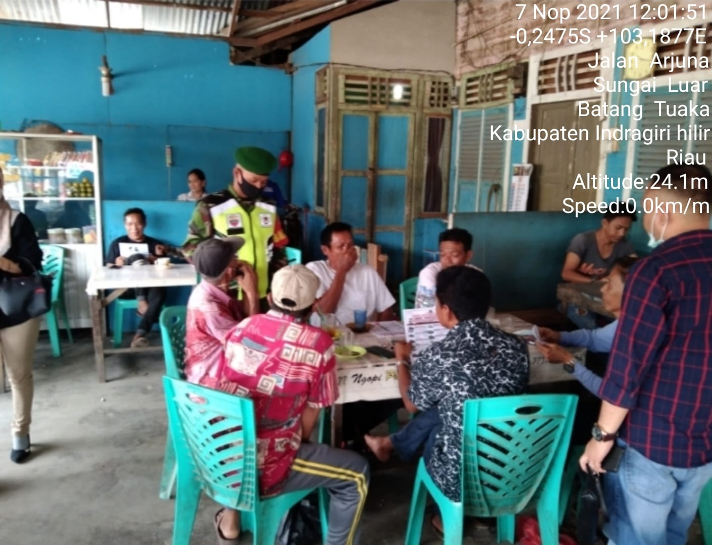 Personil Koramil 12/Batang Tuaka Himbau Warga Taat Dengan Prokes