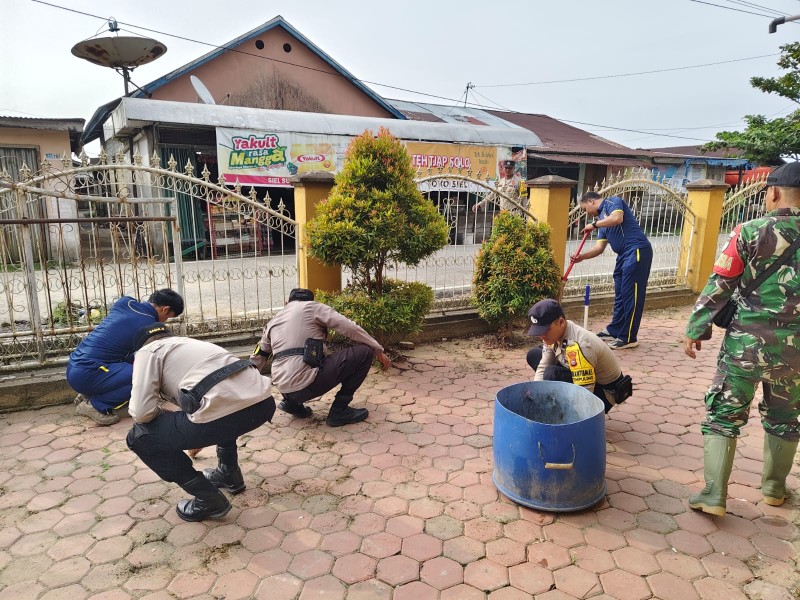Polsek Tempuling Bersama TNI dan Pemerintah Kecamatan Gelar Gotong Royong di Sungai Salak