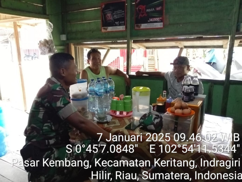 Terus Jalin Sinergitas, Babinsa Koramil 09/Kemuning Rutin Gelar Komsos dengan Warga