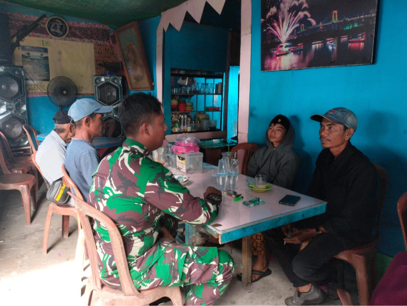 Wujudkan Kesatuan dan Persatuan Antar Sesama Bersama Babinsa Koramil 04/Kuindra Melalui Komsos