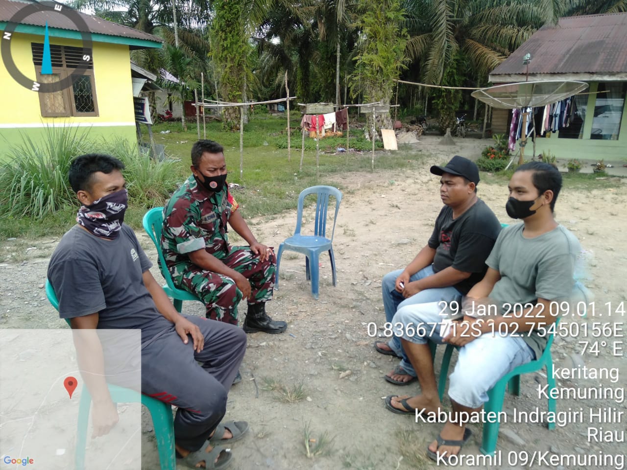 Babinsa Koramil 09/Kemuning Melakukan Komunikasi Sosial di Desa Sekayan