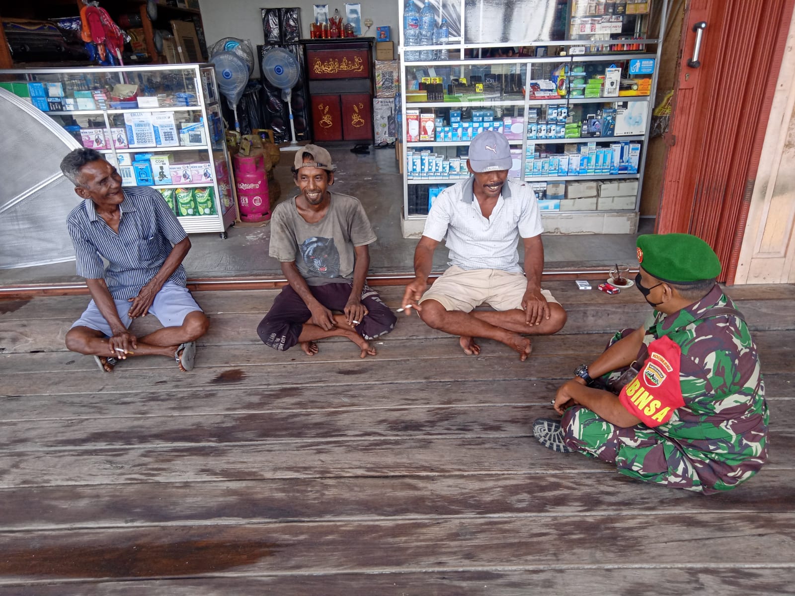 Babinsa Koramil 04/Kuindra Menghimbau Agar Menghindari Membuka Laham Dengan Cara Membakar