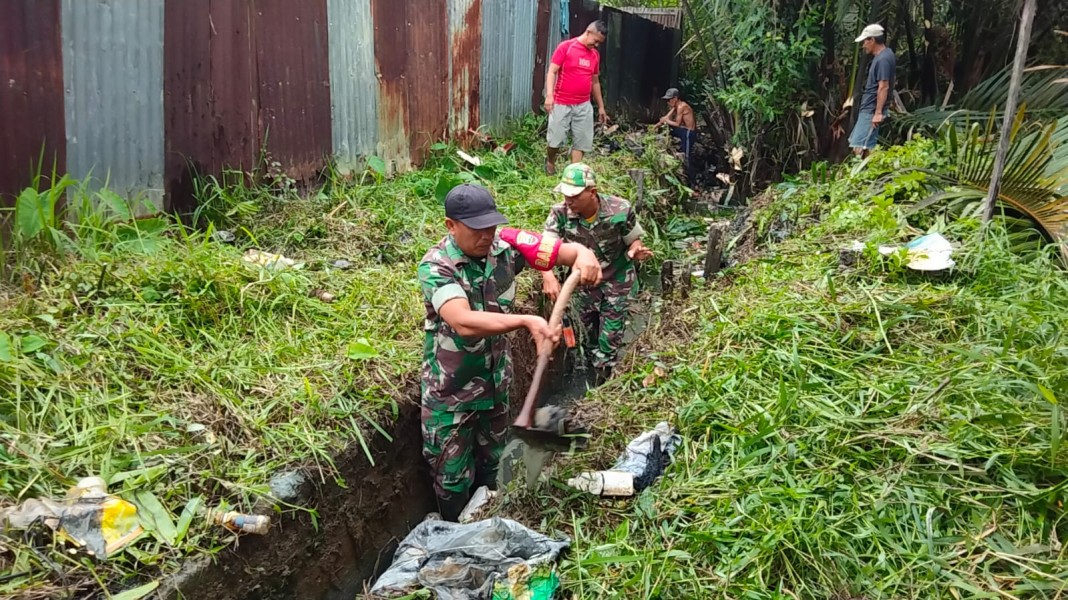 Babinsa Koramil 07/Reteh, Gotong Royong untuk Lingkungan yang Asri dan Sehat