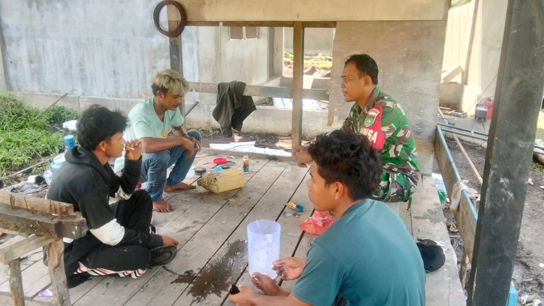 Babinsa Koramil 03/Tpl Lakukan Komunikasi Sosial Bersama Mitra Karib di Desa Rumbai Jaya
