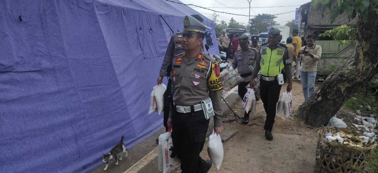 Peduli Sesama, Satlantas Polres Rohil Bagikan Sembako ke Warga Korban Banjir