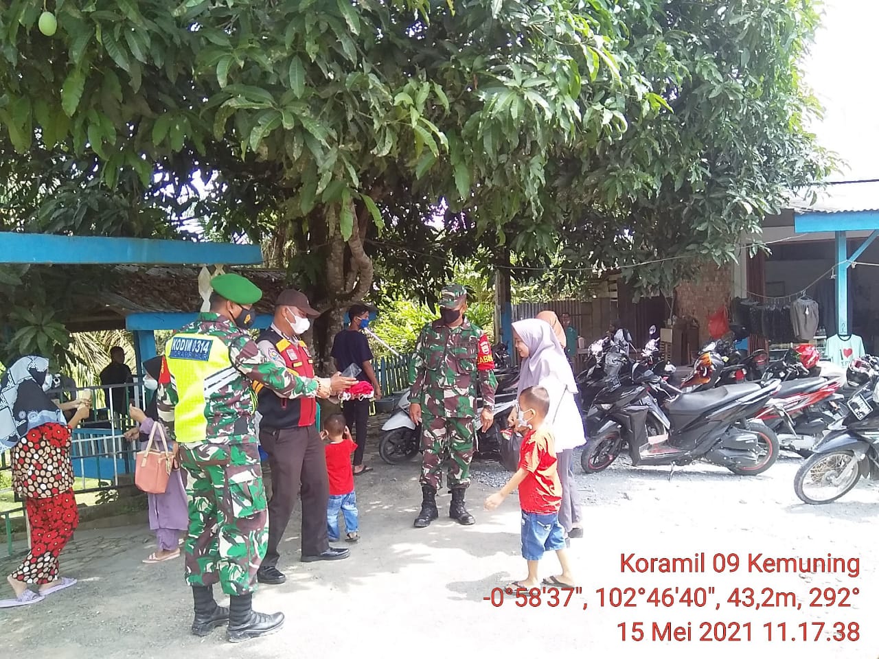 Tegakkan Protkes, Babinsa Koramil 09/Kemuning Sosialisasi 5M di Tempat Rekreasi