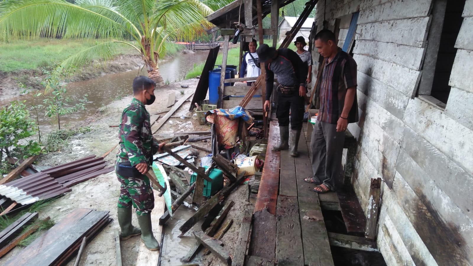 Goro Bersama Warga Untuk Membantu Masyarakat Dalam Renovasi Rumah Oleh Babinsa Koramil 04/Kuindra