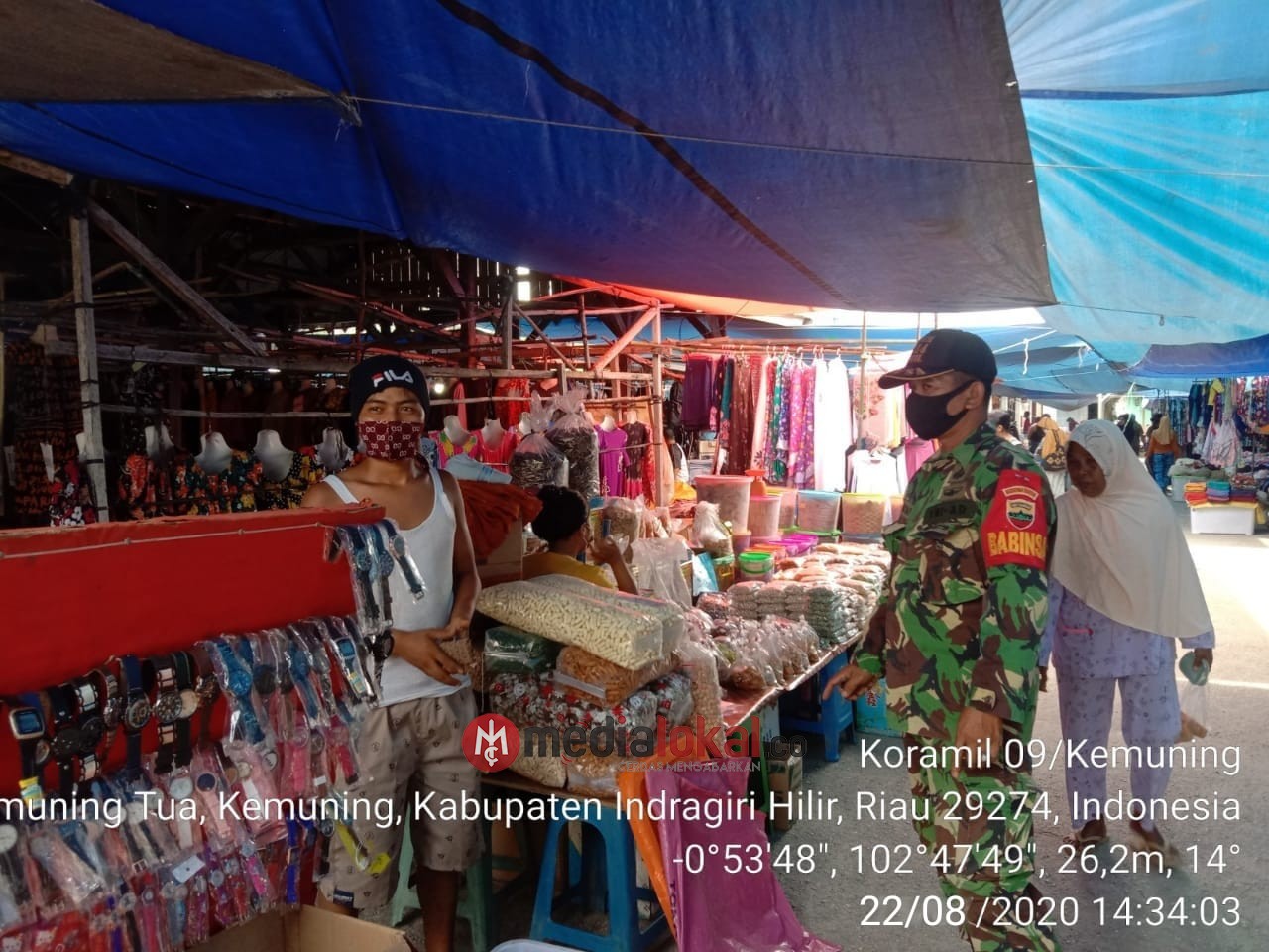 Babinsa Koramil 09/Kemuning Lakukan Penegakan Prokes di Pasar Desa Kemuning Tua