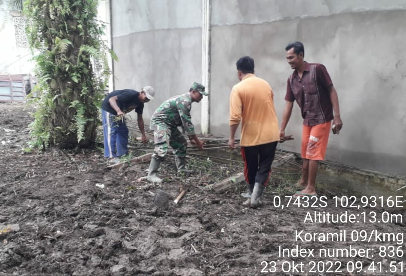 Pelaksanaan Goro Oleh Babinsa Koramil 09/Kemuning Bersama Warga