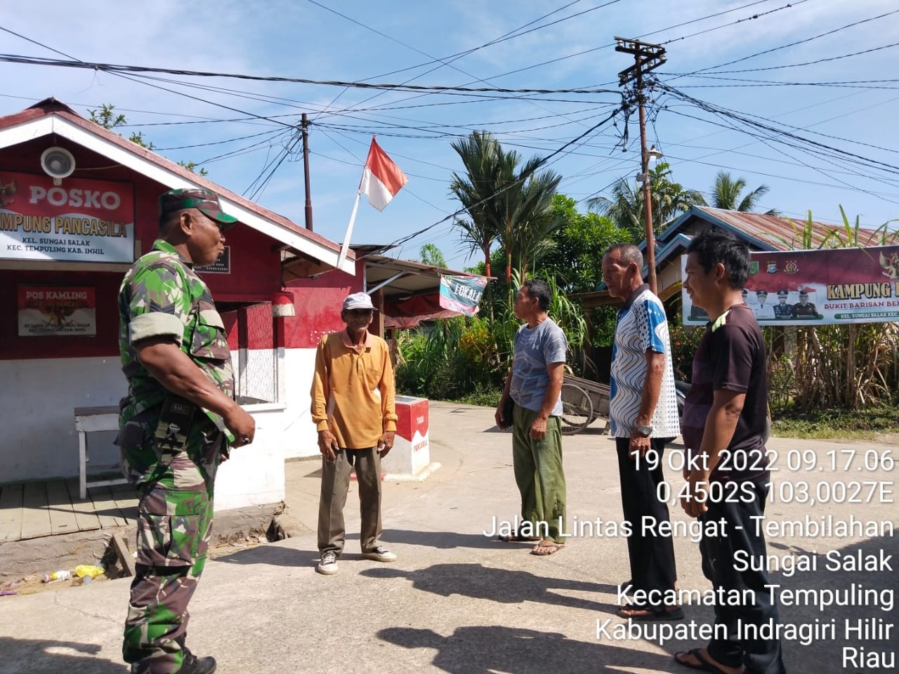 Babinsa Koramil 03/Tpl Serma Syamsul Azman Komsos dengan Warga Kampung Pancasila