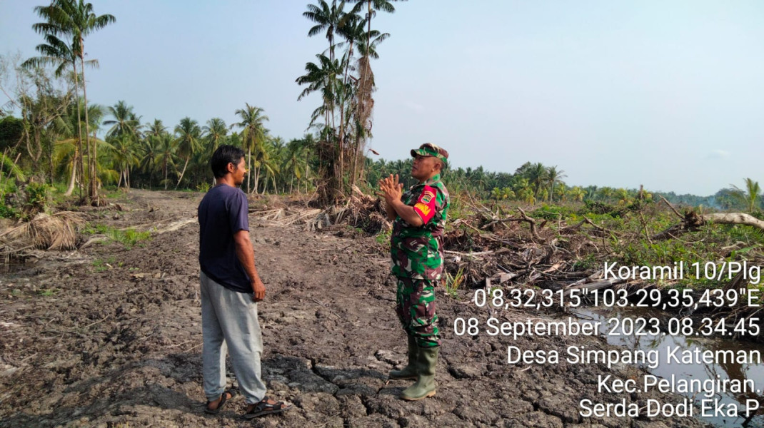 Babinsa Koramil 10/Pelangiran Cegah Kebakaran Agar Terus Menjaga Kenyamanan Lingkungan