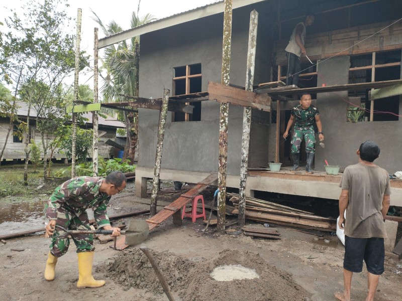 Hampir Selesai, Satgas TMMD Kodim 0314/Inhil Lanjutkan Pekerjaan Plesteran Dinding RTLH