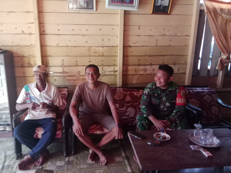 Sertu Refi Nasution Rutin Lakukan Komsos Bersama Warga Desa Binaan