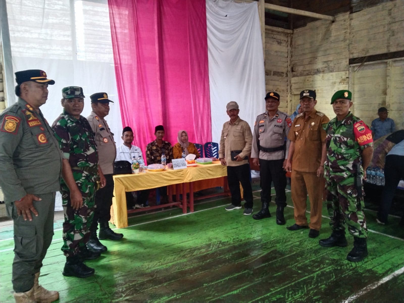 Pemantauan Terhadap Pelaksanaan Pilkades Bersama Danramil 04/Kdr dan Camat Kuindra