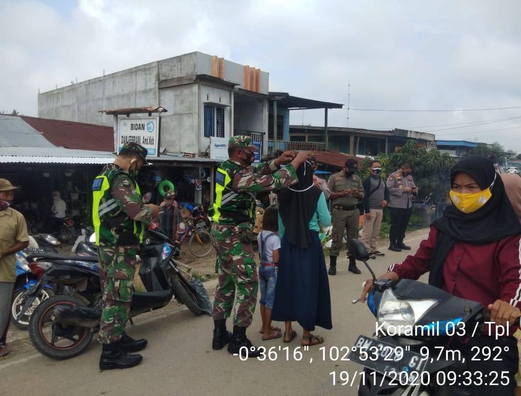 Babinsa Koramil 03/Tempuling dan Satgas Covid-19 Terus Lakukan Pendisiplinan Penggunaan Masker