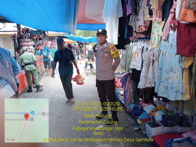 Bripka Hardi Satria Berikan Himbauan Kamtibmas Terhadap Pedagang dan Pengunjung di Pasar Mingguan Desa Gembira
