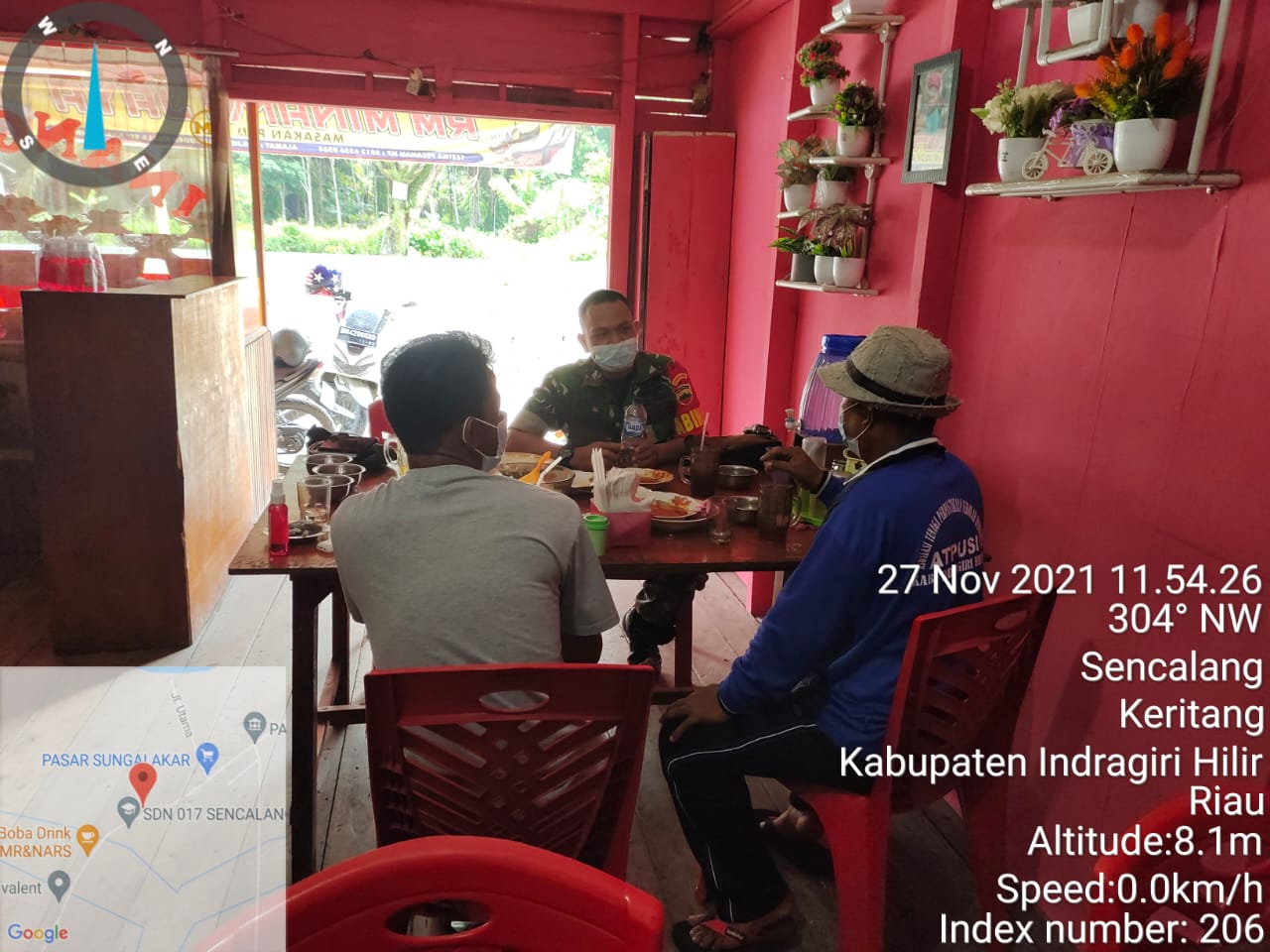 Babinsa Koramil 09/Kemuning Komsos Bersama Masyarakat Desa Sencalang