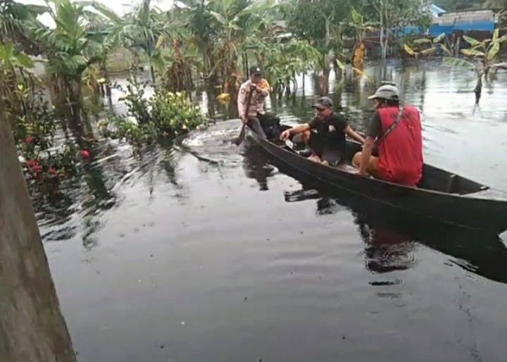 Gunakan Perahu Sampan Cara Bhabinkamtibmas Polsek Gaung Aiptu Heriyanto Lakukan Sambang Ke Warga Binaan