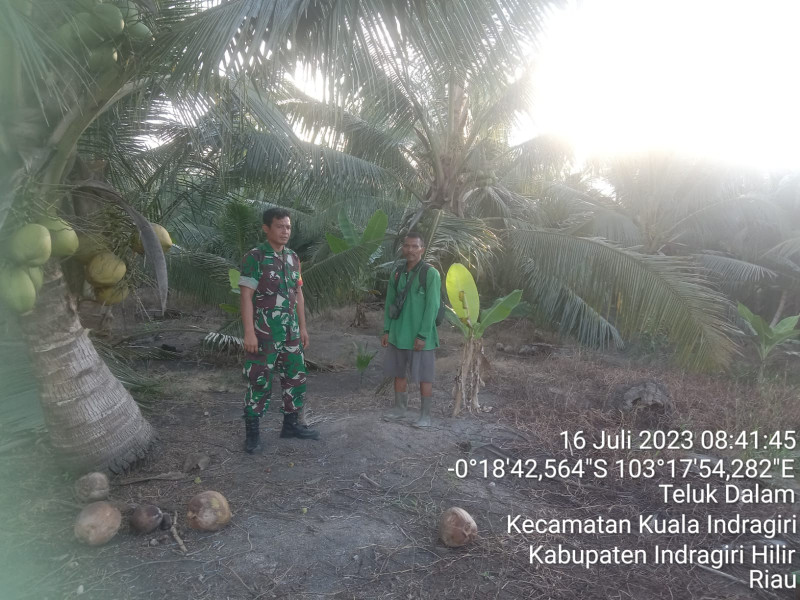 Babinsa Koramil 04/Kuindra Sampaikan Kepada Warga Dampak Dari Karlahut