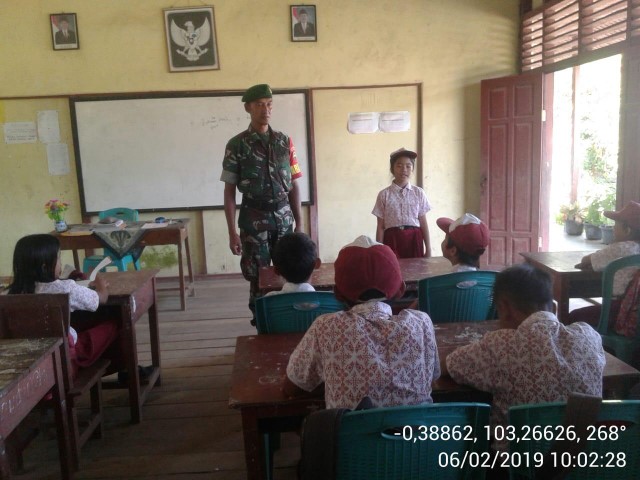 Babinsa Koramil 02/Tanah Merah Berikan Materi Wabang di SD 013 Tekulai Hulu, ini Komentar Kepsek