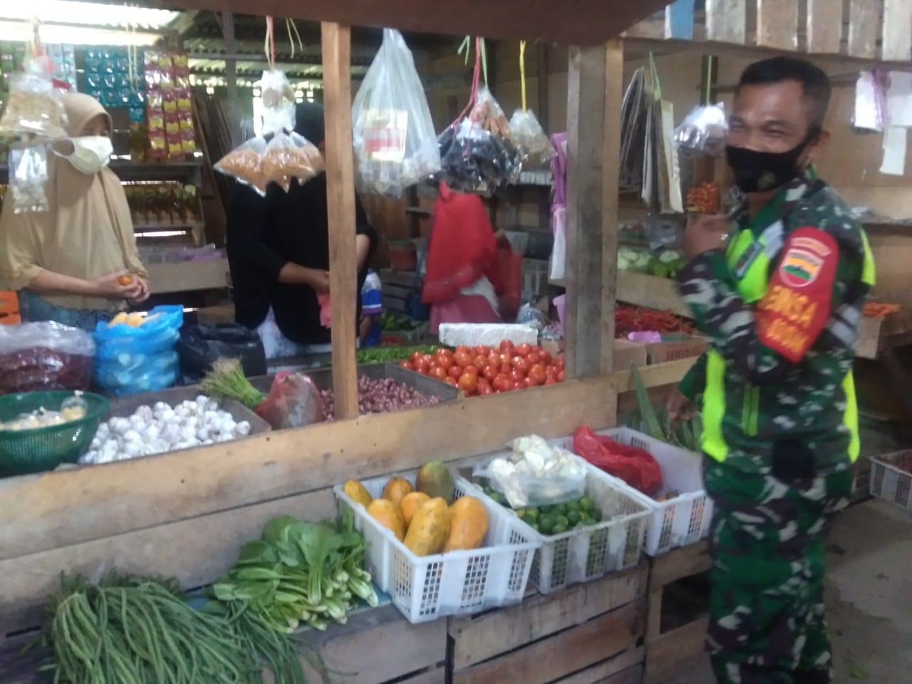 Babinsa Koramil 03/Siak Terus Laksanakan Prokes di Pasar Pagi Kampung Benteng Hulu