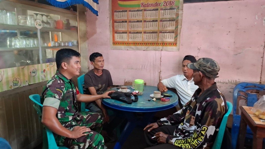 Bincang Santai Bersama Tomas, Babinsa Serda JG Hutauruk Jalin Silaturahmi di Desa Teluk Kiambang