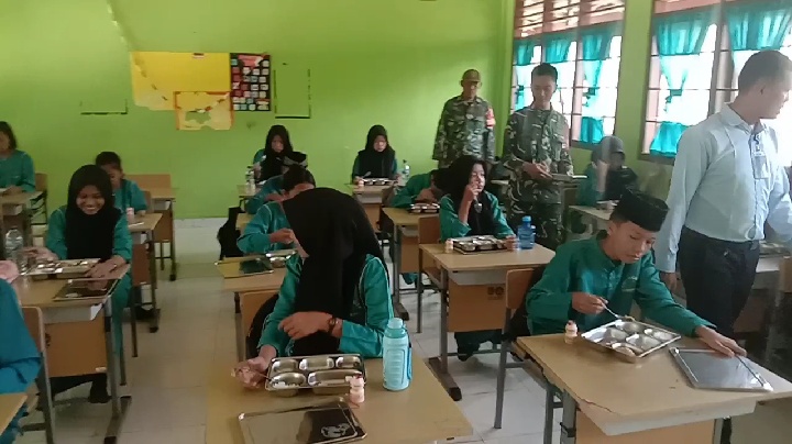 Koramil 09/Kemuning Kodim 0314/Inhil Bantu SPPG Berikan Makan Sehat Bergizi untuk 2.413 Siswa