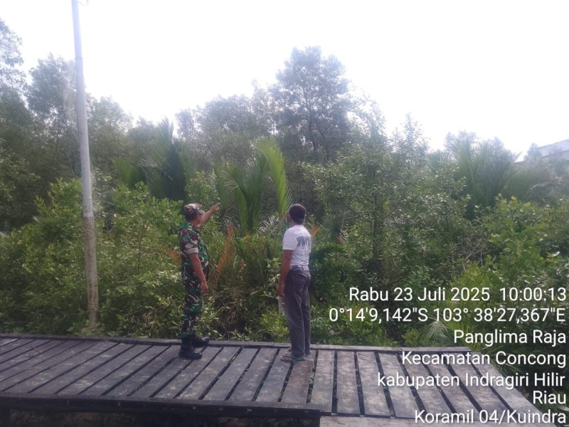 Patroli dan Sosialisasi Karhutla di Desa Panglima Raja: Babinsa Koramil 04/Kuindra Berjaga-jaga