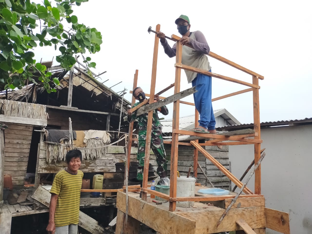 Selalu Ada Untuk Warga, Babinsa Concong Dalam Bantu Pembuatan Jamban Sehat