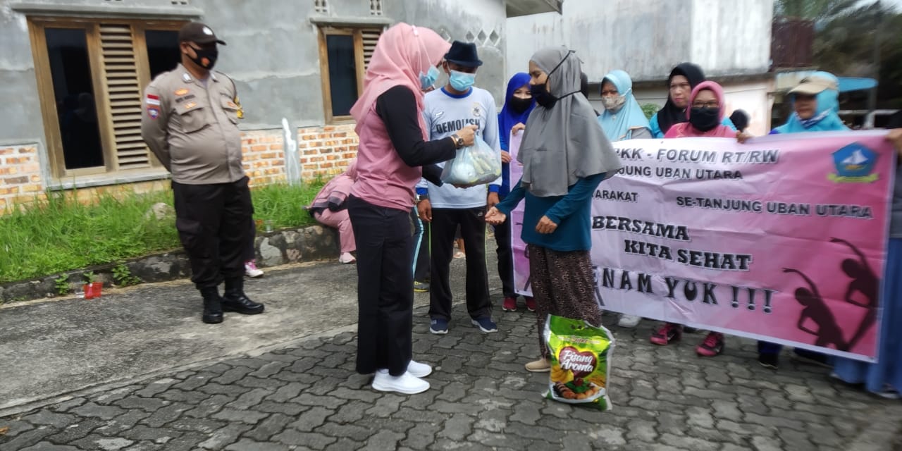 Peduli Sesama, LPM Bagi-bagikan Sembako Kepada Lansia di Bintan